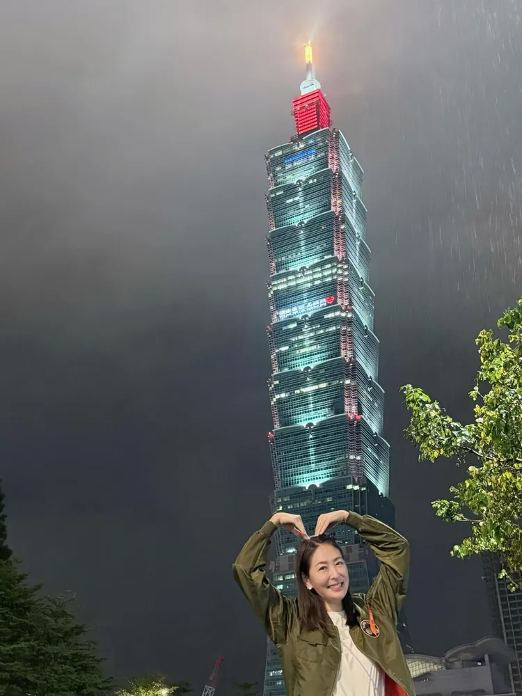 台北101董事長賈永婕今在臉書貼出老公王兆杰公開在101大樓點燈打字「德杰集團 永婕同心」放閃秀恩愛。翻攝賈永婕臉書