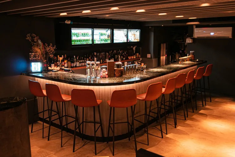 餐酒館二樓還有吧台，提供給不同族群聚會。翻攝自K TOWN臉書