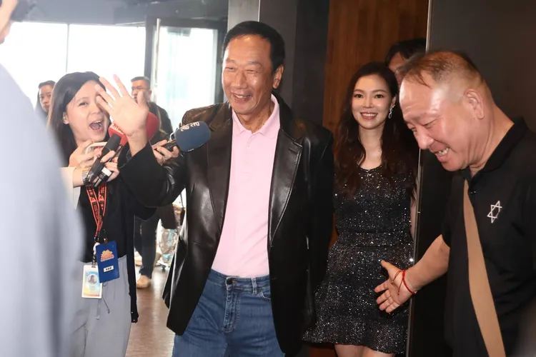 郭台銘（左）牽著曾馨瑩入場，引來媒體追逐。彭欣偉攝影