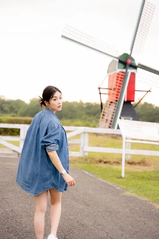 露營區內盡是荷蘭風情，風車、湖泊與綠地，有豐富打卡美景。翻攝自劉方慈臉書