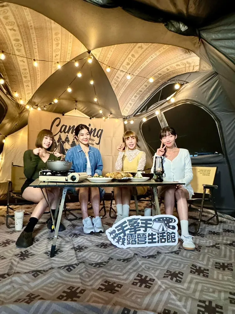 劉方慈嘗試DIY搭帳棚，還有為閨蜜烹飪料理，親切與營友交換美食，讓她留下深刻旅遊印象。翻攝自劉方慈臉書