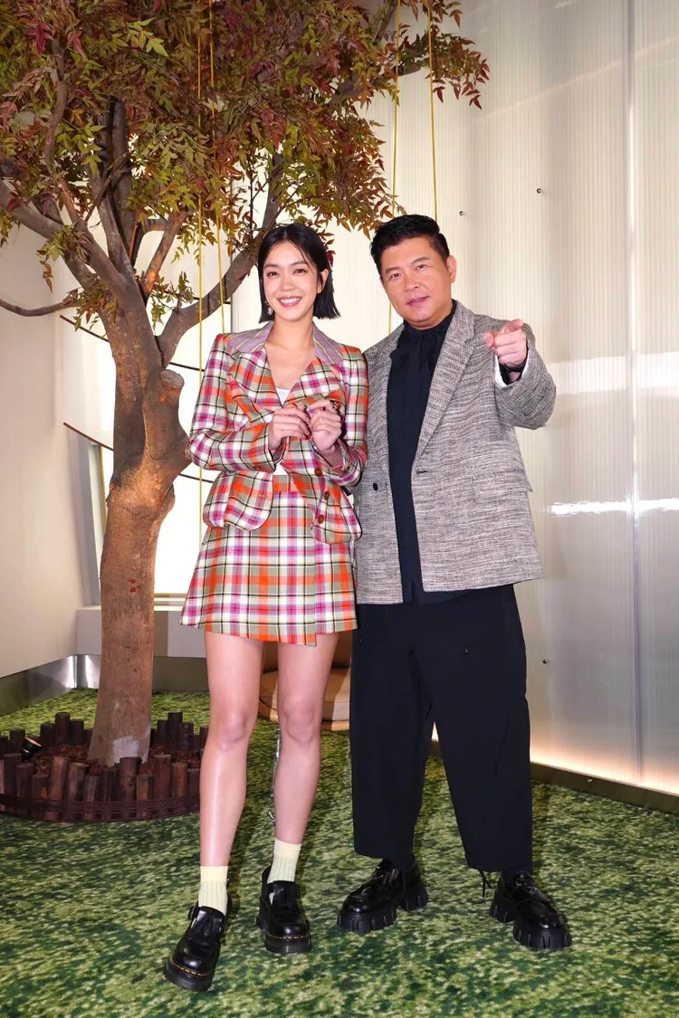 大霈（左起）、曾國城看明星成長故事，曾感動到哭出來。張瑞振攝