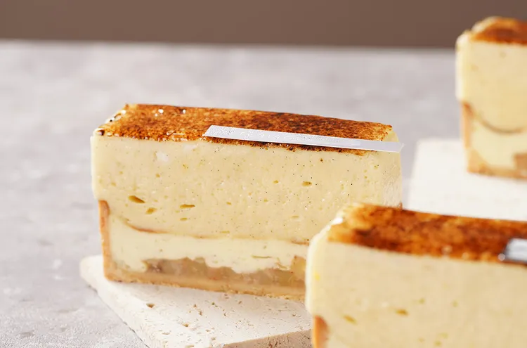 台南遠東香格里拉特邀世界級甜點大師「和泉光一」客座，主題甜點「熱帶海島席布斯特」，以熱帶水果搭配蘭姆酒與肉桂炒製的內餡，結合法式傳統甜點「席布斯特」。業者提供