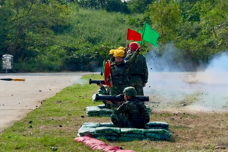 陸軍官發射紅隼火箭。讀者提供