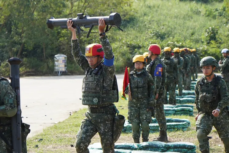 陸軍官兵舉起紅隼火箭發射筒。讀者提供