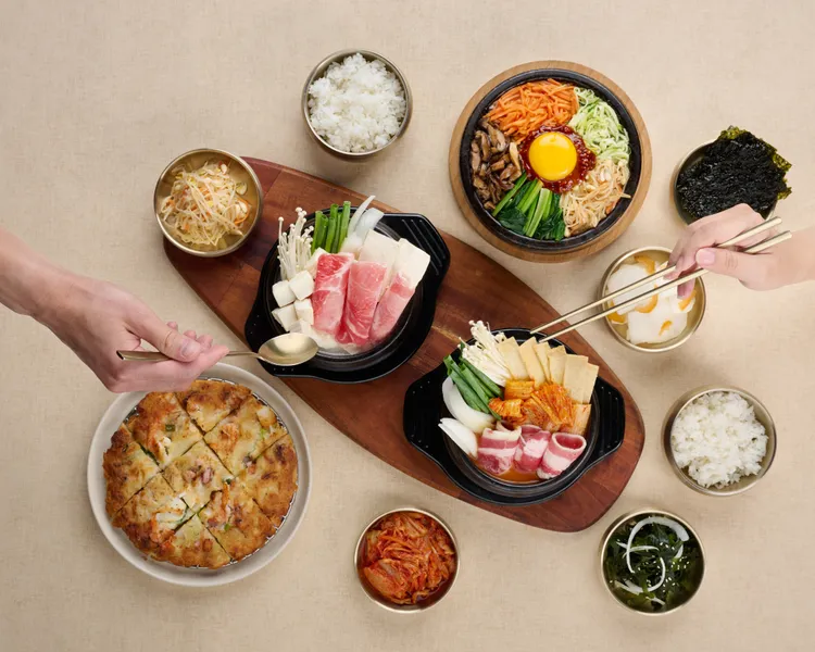 12/31前憑「初瓦 韓式料理」社群指定畫面前往內用消費任一套餐，就送220元加菜金。業者提供