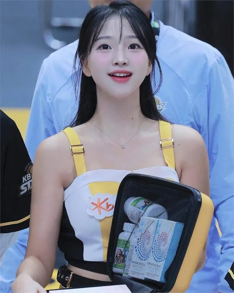 李妍珍酷似李雅英。  翻攝@yd._.mozzi  IG