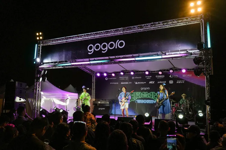 「2024快閃台北橋 - 百GO夜行」派對現場星光熠熠，靈魂樂歌姬9m88和人氣樂團旺福輪番獻唱。業者提供