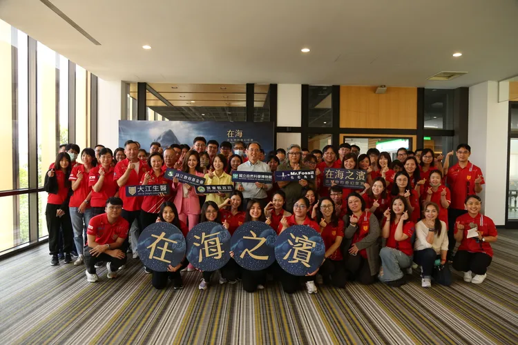 大江生醫與國立自然科學博物館合辦的「從海到陸化石特展」，吸引了逾千名學童參觀。業者提供