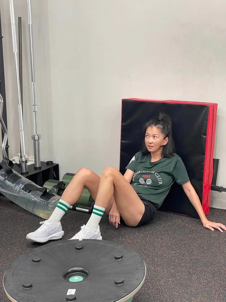 六月激烈運動後，累癱在地。翻攝六月臉書