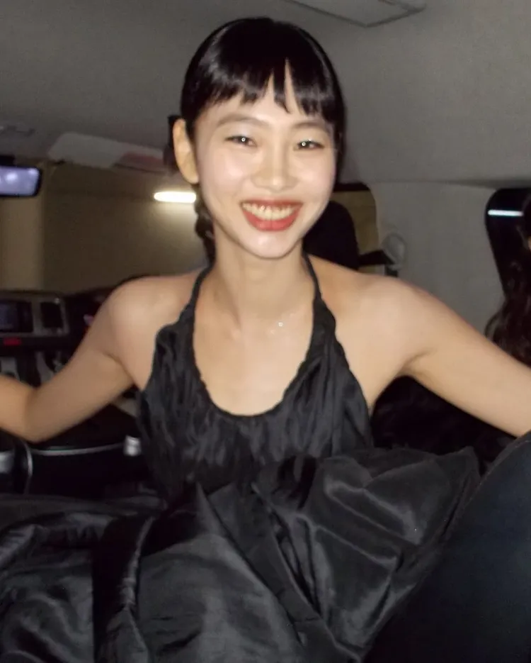 她在IG分享可愛燦笑的照片。翻攝hoooooyeony IG