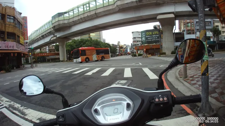 中市「公車大執法」，還是有公車司機無視，甚至直接在員警面前違規。資料照片