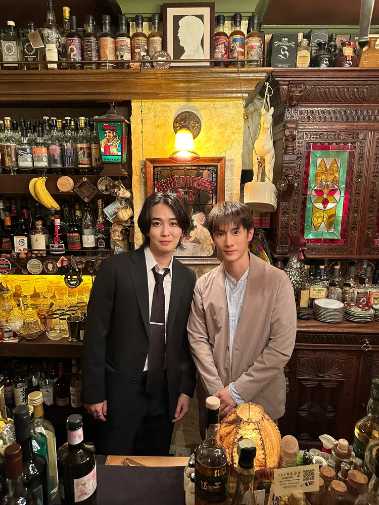 阿本（右）與日本千萬流量男星KARUMA 共譜超越國界的戀情。mov提供