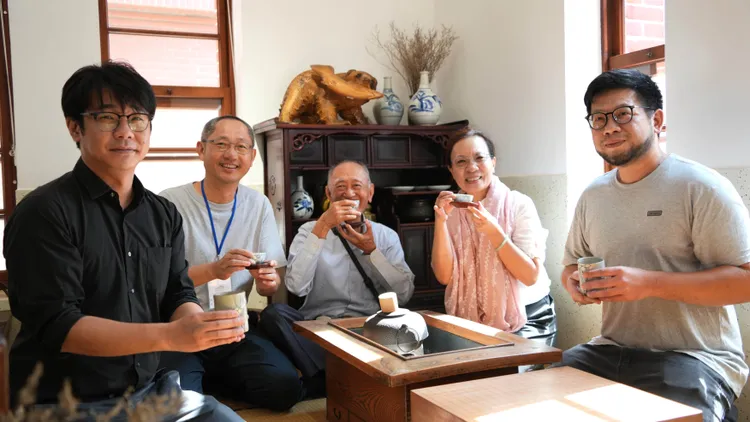 愛國一隅呈現品茶空間-左起范特喜執行長潘冠呈、歐仲軒董事長及父親歐瑞耀、文化局副局長簡美玲、古貨先生許先生。文化局提供