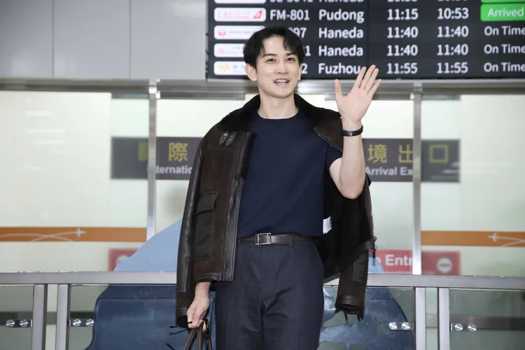 町田啓太頻頻揮手致意。彭欣偉攝