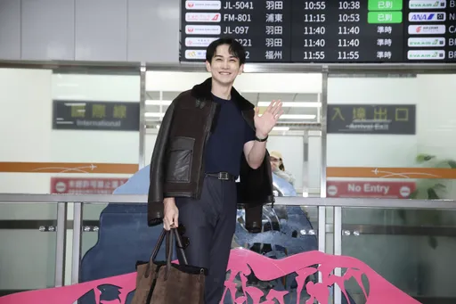 直擊|町田啓太空降松山看布條笑了!秀中文「我愛你」告白200粉