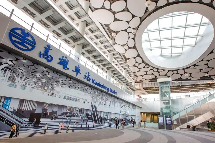 高雄車站開挖地下化後，造成周邊商圈沒落至今仍未完全恢復。取自高雄旅遊網