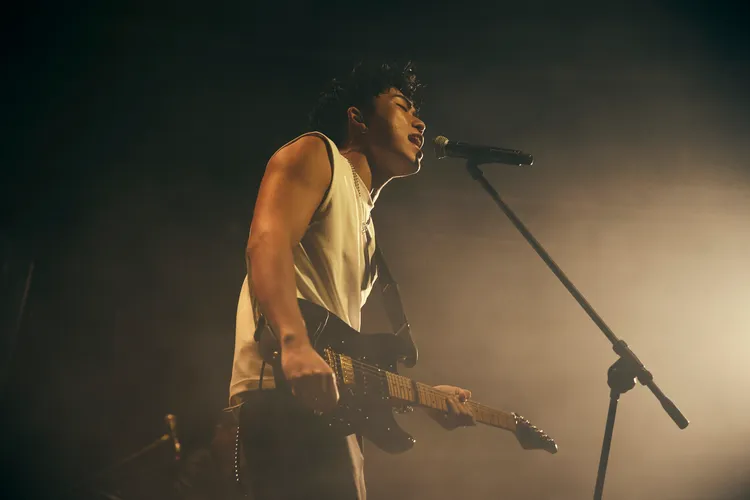 王ADEN演唱會自彈自唱，展現音樂才華。圖／愛騰音樂+KKLIVE提供