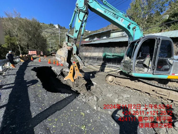 谷關工務段已經調派機具填補中。民眾提供