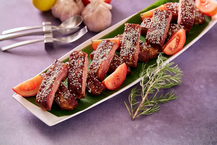 「Brilliant鉑麗安全日餐廳」推出的聖誕感恩祭主題自助餐「美式楓糖燒烤豬肋排」以柔嫩的肋排搭配香甜楓糖，滋味回味無窮。業者提供