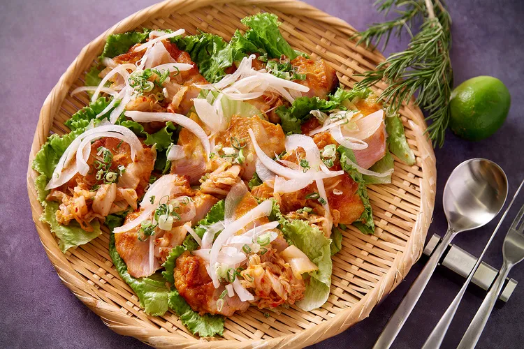 聖誕感恩祭主題自助餐的燒烤美味則有現煎台區的「韓式燒肉」選用的是松阪豬肉，自由搭配生菜、泡菜、蒜頭、洋蔥搭配韓式獨特醬料，品味韓式料理的美味。業者提供