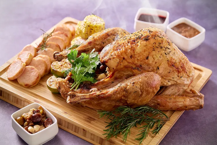 「Brilliant鉑麗安全日餐廳」主廚陳永儒特別為聖誕感恩祭準備的「香料烤火雞」外皮酥脆、肉質多汁，搭配火雞胸肉捲加上蔓越莓醬汁及胗味醬汁，提早享受聖誕節慶氣氛。業者提供