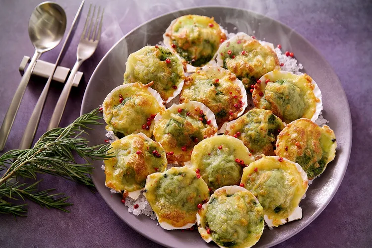 「Brilliant鉑麗安全日餐廳」推出的聖誕感恩祭主題自助餐有「佛羅倫斯烤扇貝」，以鹽及胡椒調味再加上起司炙烤，鮮香美味。業者提供