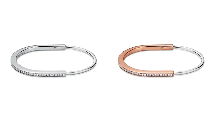 Tiffany Lock 18K白金半鋪鑲鑽石窄版手環（左圖 ）40萬5000元、18K玫瑰金及白金半鋪鑲鑽石窄版手環（右圖）38萬3000元。品牌提供
