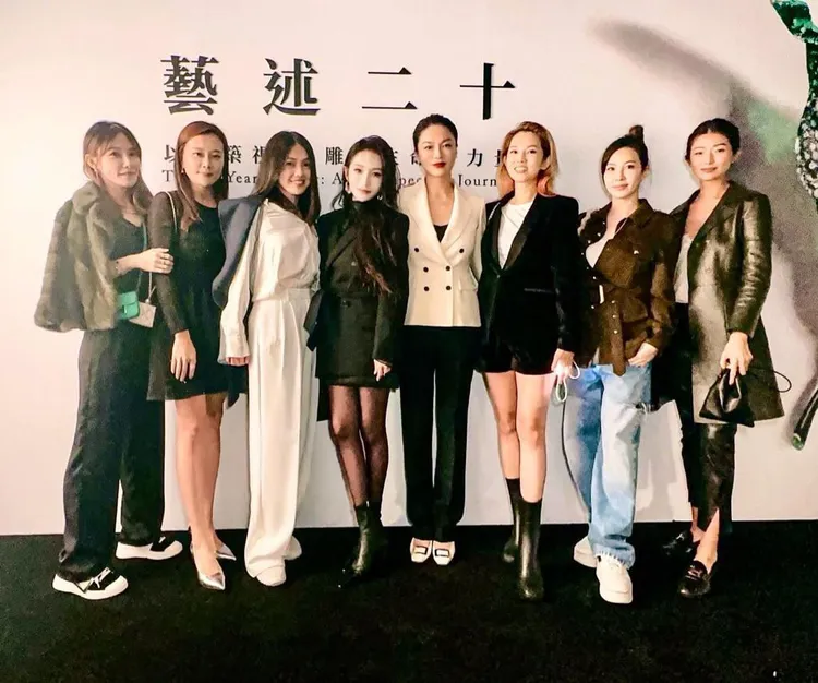 蕭亞軒（左4）與女星係蜜雪（左3）一同看展。