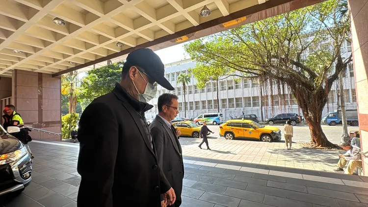 被控對民眾黨政治獻金作假帳的會計師端木正。今天赴北檢應訊。讀者提供