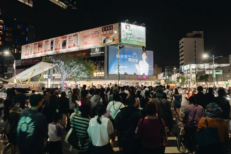 周末活動現場人潮多，請民眾依號誌穿越馬路，以免造成危險。經發局提供