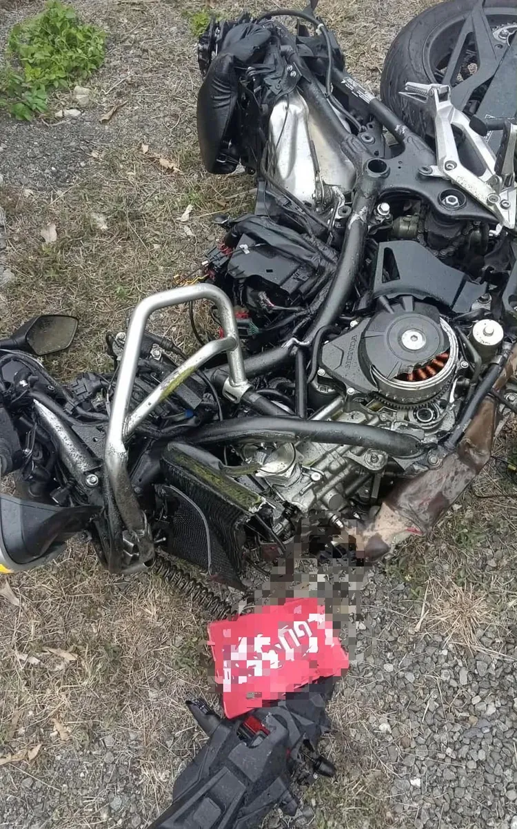 陳男重機損毀嚴重幾乎成為廢鐵。翻攝照片