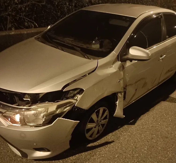 現場一部轎車車頭、左側車身有明顯撞擊痕跡，但車上行車紀錄器無影像。翻攝照片