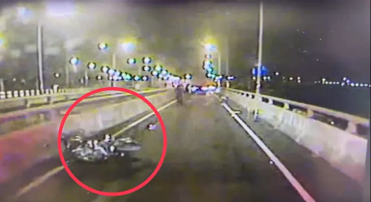 陳男重機事發時倒在路旁，零件散落一地。翻攝照片