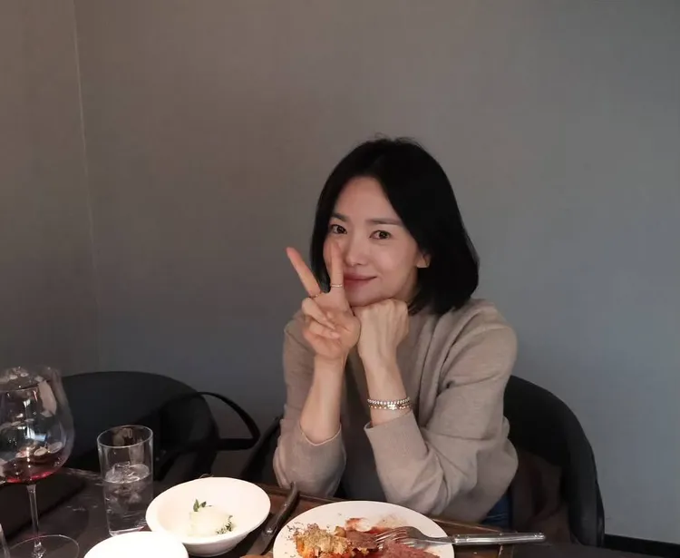 壽星宋慧喬害羞比YA。翻攝秀智IG