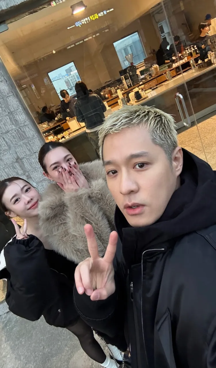 被路人認出的周湯豪（右）大方自拍合照，超親民。圖／翻攝Sammi.cai Threads