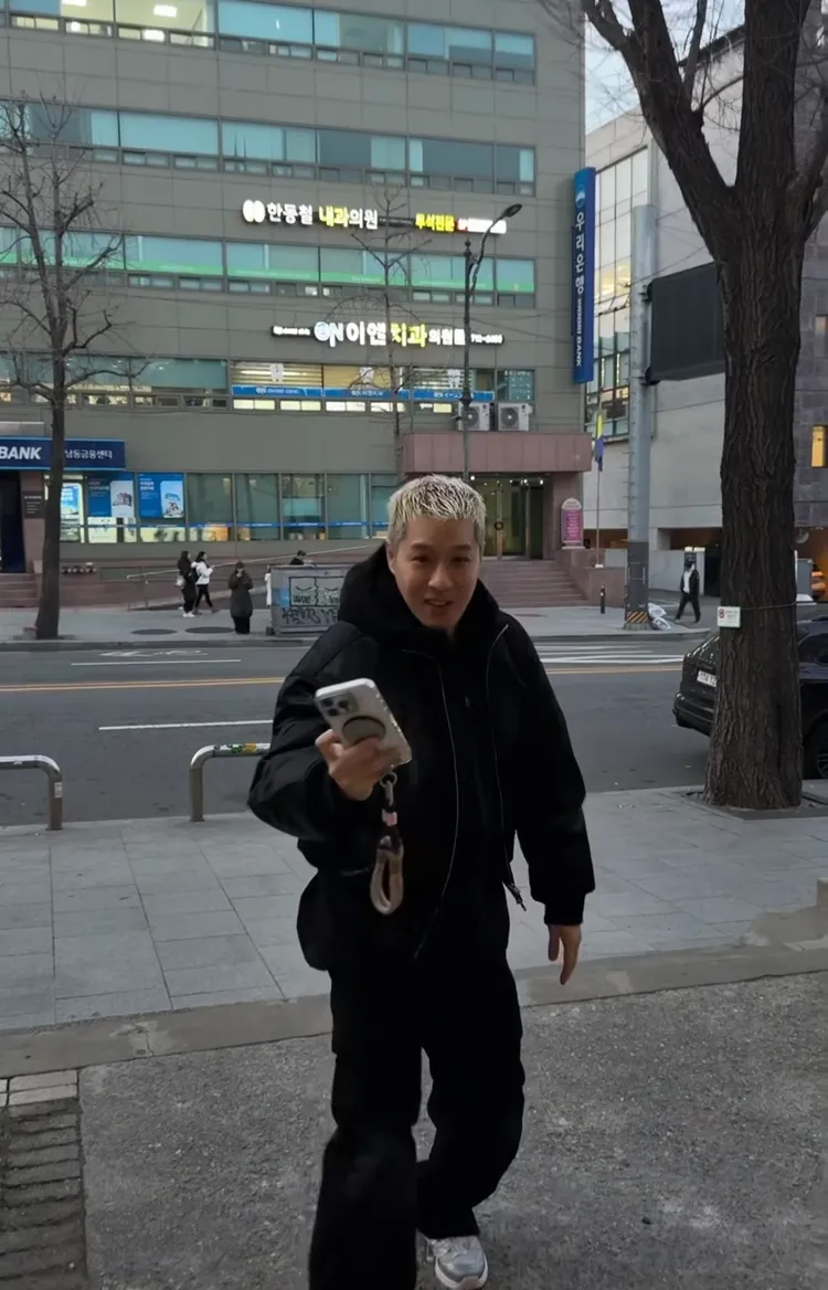 周湯豪幫路人拍完照，滿意憨笑被讚可愛。圖／翻攝Sammi.cai Threads