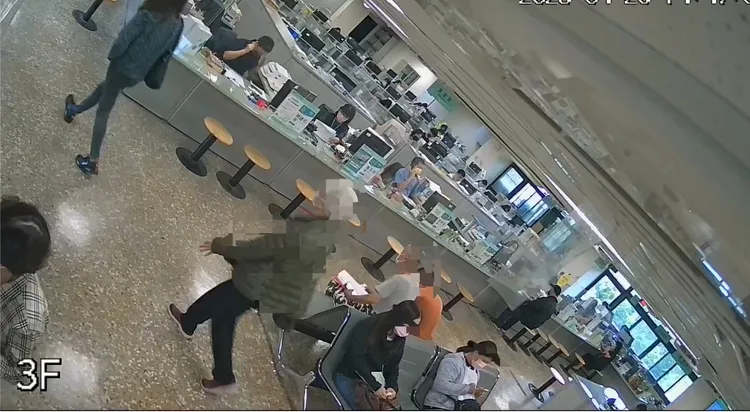 詐騙集團與不肖仲介勾結，帶葉姓老婦到地政所質押房產。民眾提供