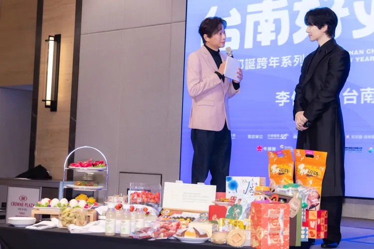 李俊昊（右）聽取吳建恆的建議，要挑戰番茄沾薑汁。台南好young提供