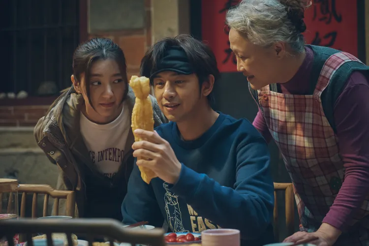 《不如海邊吹吹風》住進老屋民宿的陳柏霖（中）和民宿老闆郭雪芙（左）、洪慧芳已經像一家人般自在相處。大川大立提供