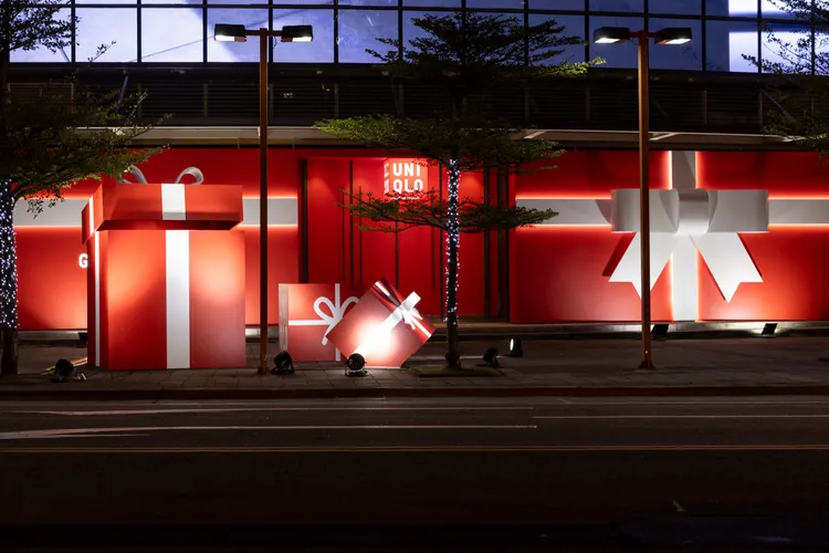 UNIQLO快閃店外觀呈現出巨大紅色禮物盒營造節慶氛圍。品牌提供