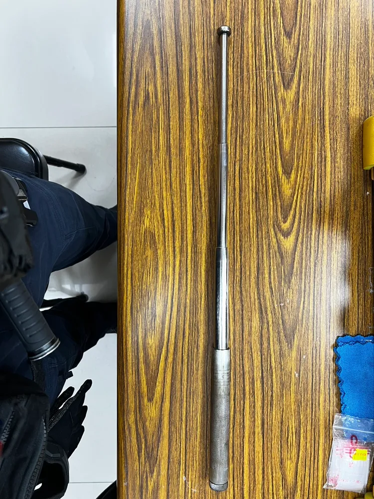 警方查扣恐嚇之甩棍等證物。翻攝畫面