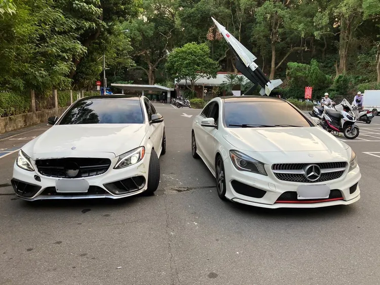 兩輛賓士車停在公園格外顯眼，沒想到車號還一模一樣。翻攝畫面