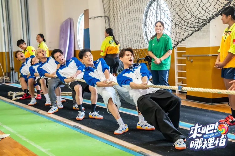 6棒成員們對戰世界冠軍，陷入苦戰 。TVBS提供