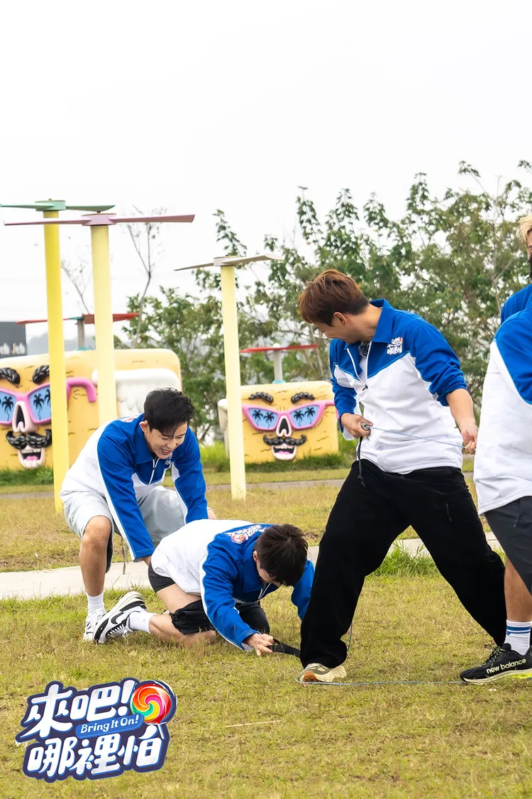 敖犬（左）不僅被眾人發現在後方偷懶，還失手脫掉阿本（左二）的褲子。TVBS提供