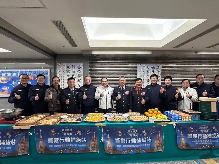 侯友宜會同警察局長廖訓誠、民防大隊長吳建亨、義交大隊長許湘鋐、義警副大隊長李芳慶及警局幹部同仁，於耶誕城勤務警察行動補給站前慰問同仁。翻攝畫面