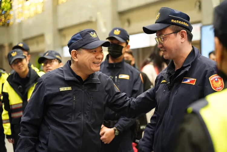 新北警員們不畏低溫，站在耶誕城演唱會各個角落捍衛民眾安全。翻攝畫面