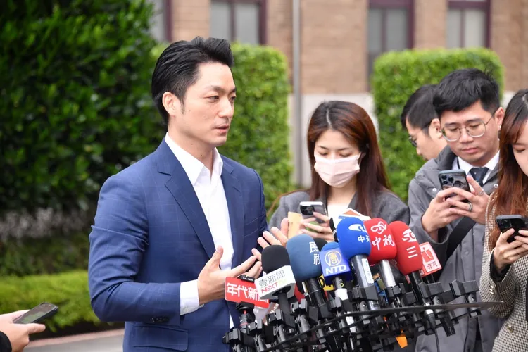 蔣萬安赴行政院會前受訪回應京華城相關問題。北市府提供