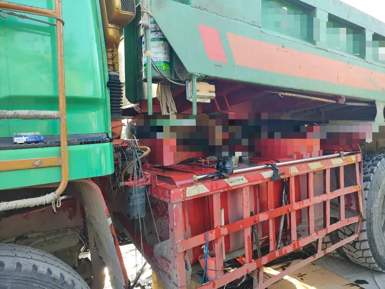 連男卡在車斗與車頭之間，明顯死亡。翻攝畫面