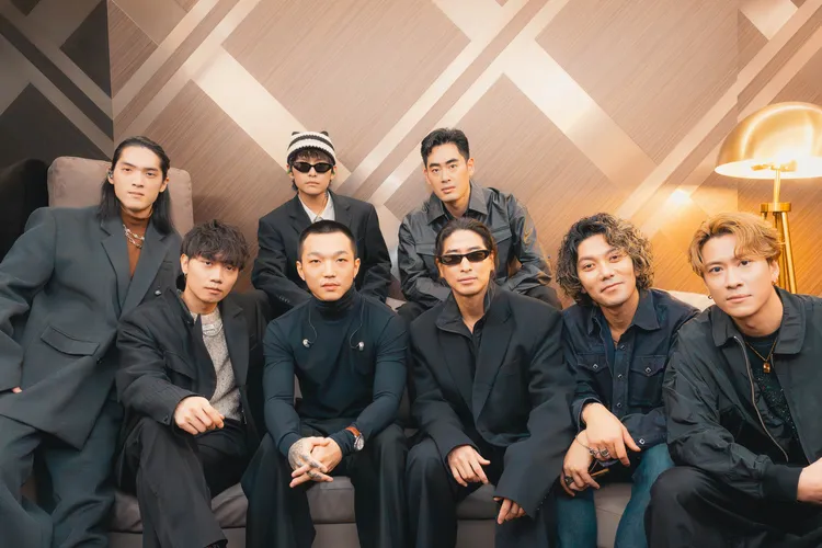 日本樂團「I Don‘t Like Mondays」昨來台嗨唱20首歌，挺出實力，嘉賓「傻子與白痴」驚喜現身，2團開心合影。宝島制作委員會提供